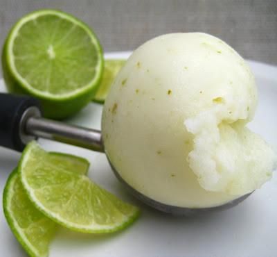 Granitas, Mousse Dolce, Sorbet Ice Cream, Lime Sorbet, Cold Treats, Sorbet Recipes, Ice Cream Popsicles, An Ice Cream, Ice Cream Maker