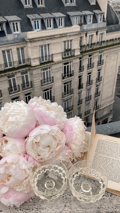 Flores Wallpaper, Some Beautiful Pictures, Boquette Flowers, Pastel Pink Aesthetic, Flower Therapy, Beautiful Bouquet Of Flowers, Beautiful Flower Arrangements, Bouquet Of Flowers, Dark Photography