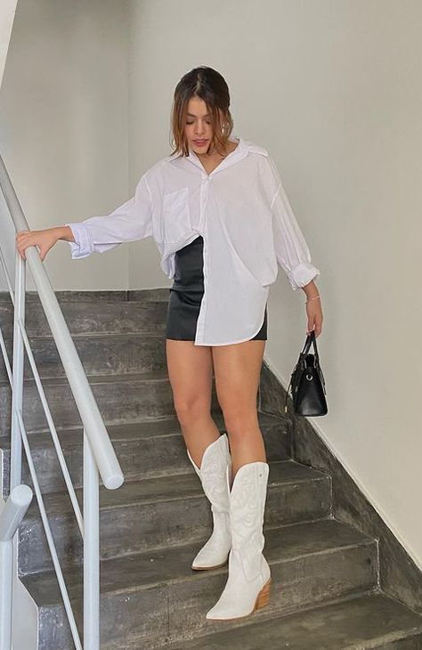 Tall White Cowgirl Boots Outfit, Outfit Six Flags, Black And White Cowboy Boots Outfit, White Boots Outfit Cowgirl, Outfits Botas Blancas, Botas Blancas Outfits, Outfits Con Botas Cowboy, White Cowgirl Boots Outfit, White Cowboy Boots Outfit