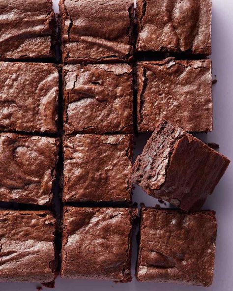 A fresh take on this crowd-pleasing dessert. #Brownie Martha Stewart Brownies, Brownies Decorados, Martha Stewart Recipes, Chewy Brownies, Blondies Recipe, Best Brownies, Unsweetened Chocolate, Just Bake, Cookie Bar Recipes