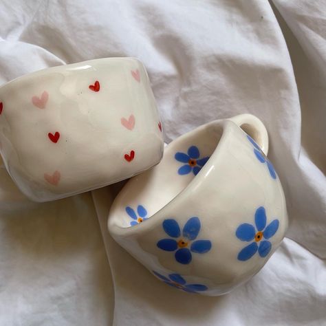 Clay Teacup Ideas, Cup Designs Ceramics, Cute Cermanics, Mug Inspiration Design, Acrylic Paint Crafts Diy, Cute Pottery Ideas Aesthetic, Coffee Cup Design Ceramic Handmade, Cup Ceramic Painting, Coffee Mug Painting Ideas Ceramics