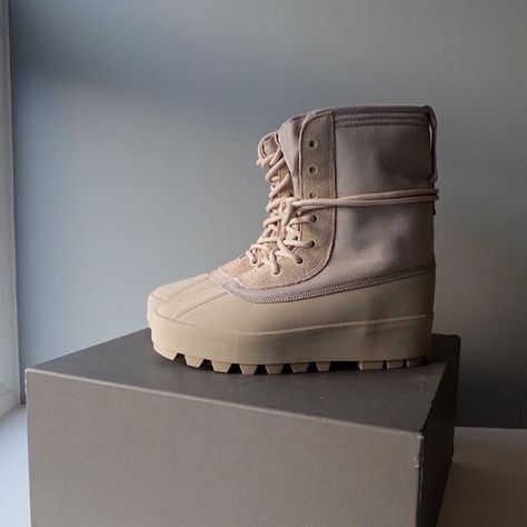 Yeezy Yeezy 950, Kanye Yeezy, Yeezy Fashion, Gents Shoes, Boots Outfit Men, Techwear Fashion, Mens Winter Boots, Sneakers Addict, Desert Boots