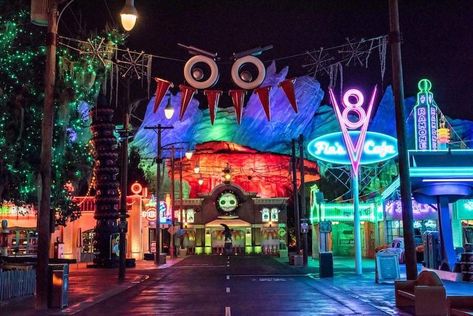 Disneyland at night!   California, USA 🇺🇸 Disney California Adventure Halloween, Disneyland At Night, Pictures Of Halloween, Halloween At Disneyland, Disneyland And California Adventure, Halloween Time At Disneyland, Office Halloween Decorations, Halloween Camping, Disneyland California Adventure