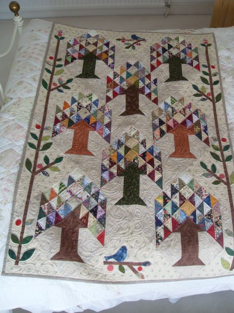 Tree of Life. Pieced and quilted by Englishquilter. Love this pattern by Edyta Sitar of Laundry Basket Quilts. Tree Of Life Quilt, Quilt Tree, Angel Oak Trees, Connecting Threads, Crochet Tree, Basket Quilts, Cool Tree Houses, Laundry Basket Quilts, Half Square Triangle