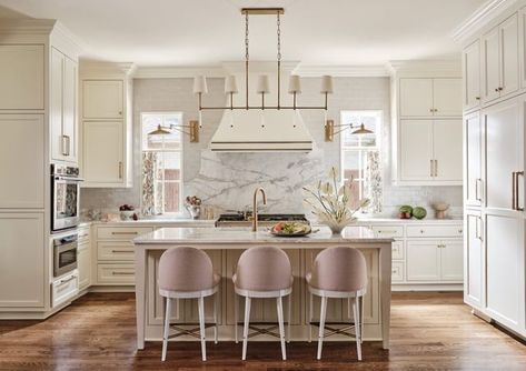 Tori Rubinson Interiors on Instagram: "For as long as I’ve known my mother-in-law (nearly 21 years now), I have known her as well put together and hard working. Her family and her work are her passion. I wanted this kitchen, the heart of the home, to resemble that description. That is the goal of every kitchen we design. We want it to look beautiful and function to serve our friends and family well! Photo by: @stephen_karlisch_photo ⠀⠀⠀⠀⠀⠀⠀⠀⠀⠀⠀⠀⠀⠀⠀⠀⠀⠀⠀⠀⠀⠀⠀⠀⠀⠀⠀ ⠀⠀⠀⠀⠀⠀⠀⠀⠀⠀⠀⠀⠀⠀⠀⠀⠀⠀⠀⠀⠀⠀⠀⠀⠀⠀⠀⠀⠀⠀ Tori Rubinson, Chinoiserie Interior, Taupe Kitchen, Kitchen Design Images, Warm Wood Flooring, Grey Kitchen Island, Traditional Kitchen Design, Casa Vintage, Kitchen Images