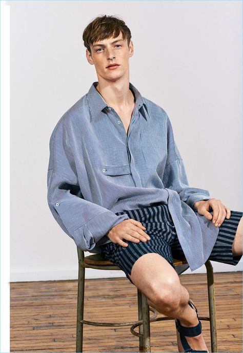 Embracing the oversize trend, Roberto Sipos wears a shirt with striped Bermuda shorts from Zara Man's Studio collection. Mens Vest Fashion, Mens Editorial, Stylish Boys, Zara Man, Mens Fashion Summer, Fashion Photoshoot, Fashion Shoot, Fashion Pictures, Boy Fashion