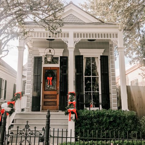 New Orleans Row Houses, New Orleans Front Porch, New Orleans Decor Interiors, New Orleans Bungalow, New Orleans House Exterior, New Orleans House Plans, New Orleans Houses, Shotgun House Interior, New Orleans Interior Design