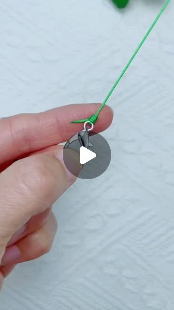 Jewelry Hacks, Diy Crafts Life Hacks, Jewelry Knots, Bracelet Knots, Jewelry Clasps, Handmade Jewelry Tutorials, Diy Bracelet Designs, Beaded Jewelry Tutorials, Jewelry Techniques