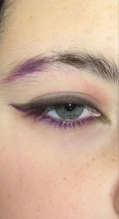 Purple Eyebrows Makeup, Purple Hair Makeup Ideas, Purple Makeup Ideas Simple, Purple Eye Makeup Simple, Purple Grunge Makeup, Dark Purple Eyeliner, Simple Purple Eyeshadow Looks, Dark Purple Makeup Looks, Purple Eyeliner Makeup