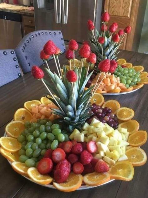 Salad Recipes Healthy Dinner, Fruit Platter Designs, Recipes Healthy Dinner, Fun Fruit, Decorações Com Comidas, Snack Platter, Amazing Food Decoration, Fruit Displays, Fruit Display