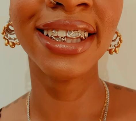 Girls With Grills, Gold Teeth Grills, Girl Grillz, Pretty Teeth, Grillz Teeth, Art Editorial, Dope Jewelry Accessories, Grills Teeth, Mode Hippie