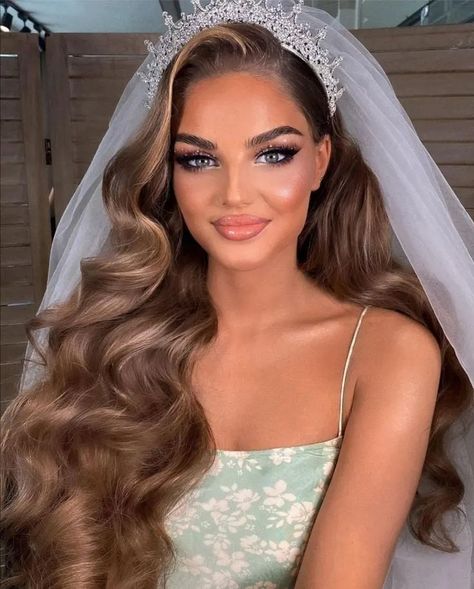 39 Gorgeous Bridal Makeup Looks Every Bride-to-be Should See – Svelte Magazine Hollywood Waves With Veil And Tiara, Glam Bride Makeup, Gorgeous Bridal Makeup, Bridal Hair Down, Glam Wedding Makeup, Glam Bride, Wedding Hairstyles Bride, Bridal Makeup Wedding, Long Hair Wedding Styles