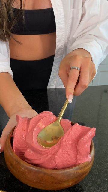 Twin Coast, Raspberry Fudge, Raspberry Smoothie Bowl, Pink Smoothie, Frozen Raspberries, Raspberry Smoothie, Fresh Raspberries, Fudge Sauce, Smoothie Bowls