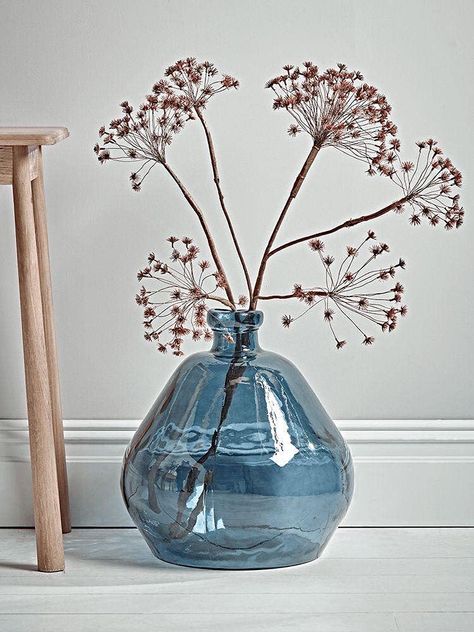 this vase tho 😱 #decorinspo #kitchendecor #interiordesigner #livingroomdecoration #interiorandhome #livingroomdesign #homedeco #homeinspiration #decor #homestyle #urbanjungle #urbanjunglebloggers #urbanjungleblog #urbanjungleblogger #plantaholics #vase #bluevase #flowervase #ad #blownglass #glass #glassvase Blown Glass Vase, Outdoor Christmas Lights, Festoon Lighting, Deco Floral, Artificial Flower Arrangements, Blue Vase, Floor Vase, Outdoor Wall Lights, Faux Flowers