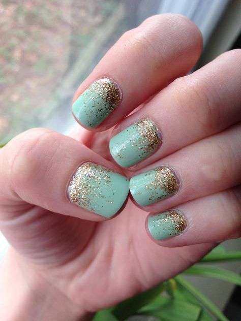 Mint & Gold Glitter Gradient........ I feel like Princess Jasmine! Wedding Day Nails, Make Up Gold, Wedding Manicure, Wedding Nails Glitter, Turquoise Nails, Gold Nail Art, Wedding Nails For Bride, Mint Gold, Mint Wedding