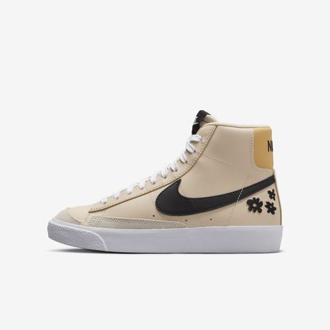 Powered by flowers, these sneakers are all about stopping to appreciate the little things. A legend on the basketball court when first released in the '70s, the Nike Blazer Mid '77 is now an icon off the court with its mid-top collar and durable design. Throwback style with modern materials means you can run, skip and jump in comfort. Diy Sneakers, Trendy Shoes Sneakers, Cute Nike Outfits, Preppy Shoes, Pretty Shoes Sneakers, Nike Blazer Mid 77, Shoe Wishlist, Shoes Outfit Fashion, Nike Blazers Mid