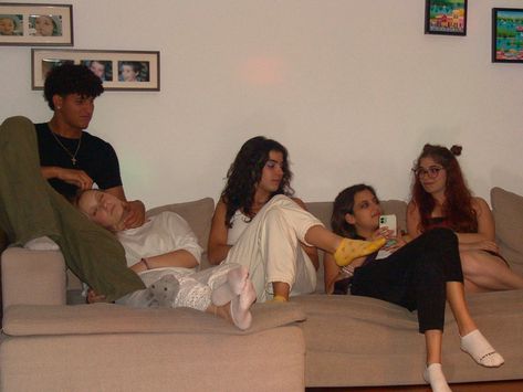 Candid photo photograph of a group of friends. Picture inspiration. #oarty #teenagers #candidphoto #aesthetic #vibes Sleepover Pose Reference Drawing, Group Sitting Pose Reference, Person Sitting In Lap Reference, Group Sitting On Couch Reference, Group Pose Reference Photo, Hanging Out Pose Reference, Two People Hanging Out Reference, Group Pose Art Reference, Friends Hanging Out Reference