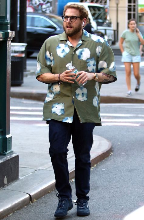 jonah-hill-15 Jonah Hill Fashion, Jonah Hill Style, Men Fashion Tips, Plus Size Men Fashion, Plus Size Men Outfits, Plus Size Man Fashion, Big Man Style, Plus Size Male Fashion, Hairstyle Male