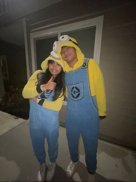 Bf And Gf Costumes, Minion Couple, Bf And Gf, Friend Ideas, Halloween Couple, Couple Costume, Cute Minions, Trendy Halloween Costumes, Trendy Halloween