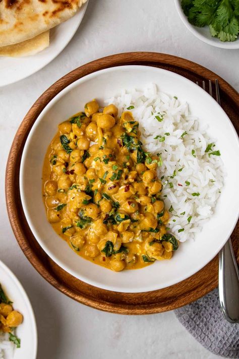 Turn canned chickpeas into a flavor-packed vegetarian with this quick and easy spinach chickpea curry recipe. Easy Chickpea Curry Recipes, Spinach And Chickpea Recipes, Aip Curry, Dinner Meal Prep Ideas, Spinach Chickpea Curry, Chickpea And Kale Curry, Easy Vegetarian Curry, Chickpea Kale Curry Coconut Milk, Kay Nutrition