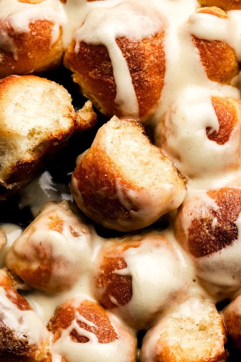 Stuffed Monkey Bread Skillet Stuffed Monkey Bread, Bakery Cinnamon Rolls, Cream Cheese Monkey Bread, Cheese Monkey Bread, Dutch Oven Cast Iron, Brioche Dough, Stuffed Monkey, Cinnamon Roll Recipes, Savoury Bakes