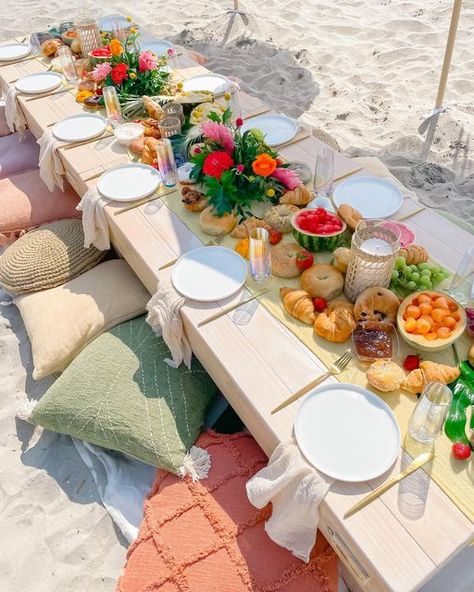 Brunch At The Beach, Beach Tea Party, Brunch On The Beach, Beach Dinner Parties, Beach Picnic Party, Coastal Bachelorette, Birthday 16, Beach Brunch, 30th Birthday Bash