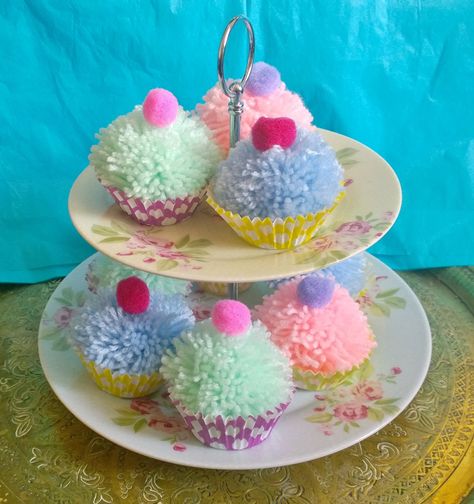 Cupcake Pompom, Pom Pom Crafts Diy, Pom Pom Cupcake, Pom Pom Cupcakes, Pompom Crafts, Sweet Crafts, Pompom Art, Cupcake Decorating Party, Pompom Garland