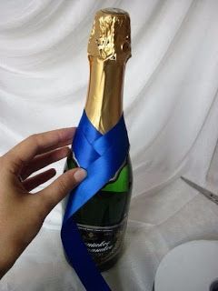 Aprende cómo decorar botellas de vino con listones paso a paso ~ Mimundomanual Bottle Gift Wrapping, Wrapped Wine Bottles, Wedding Wine Bottles, Wedding Wine Glasses, Decorated Wine Glasses, Wedding Bottles, Wine Bottle Diy Crafts, Bottle Wrapping, Green Converse