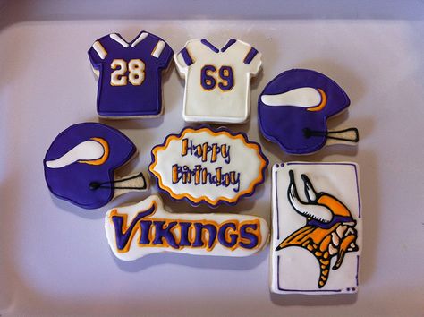 Minnesota Vikings by missy's cookies, via Flickr Minnesota Vikings Valentines Boxes, Vikings Football Birthday Party, Minnesota Vikings Cake Ideas, Viking Cookies Decorated, Minnesota Vikings Cake, Minnesota Vikings Cookies, Minnesota Vikings Diy Gifts, Vikings Logo, Viking Birthday