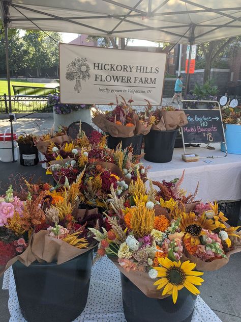 Farmers Market Display Flowers, Flower Booth Farmers Market, Flower Farmers Market Display, Cute Farmers Market Booth, Flower Stand Ideas Farmers' Market, Farmers Market Flower Display, Flower Farmers Market, Farmers Market Display Ideas, Indoor Farmers Market