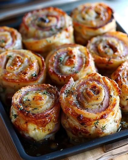 Ham and Cheese Pinwheels Ham And Biscuit Appetizers, Ham And Cheese Swirls, Montecristo Pinwheels, Appetizer With Ham, Ham Appetizers Finger Foods, Croissant Pinwheels, Ham Appetizers For Party, Ham And Cheese Puff Pastry Pinwheels, Prosciutto Pinwheels