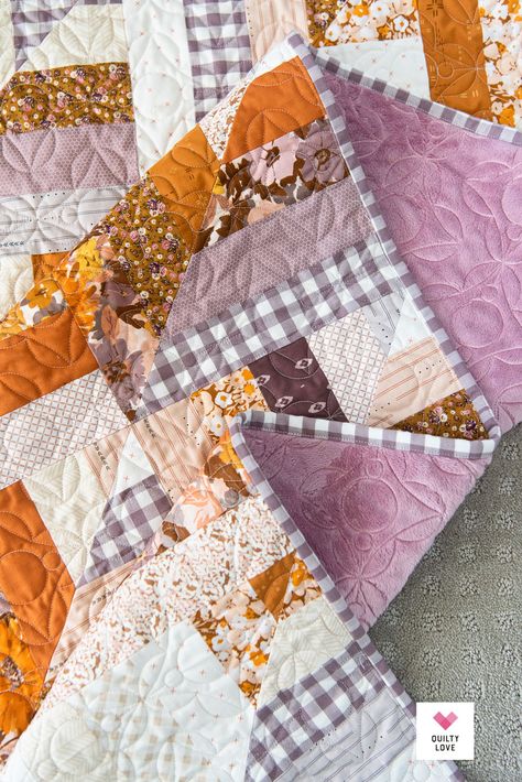 Lucky Log Cabins quilt by emily of Quilty Love. Sew up this quick and easy stash buster quilt pattern using fabrics in your stash. Quilty Love, Log Cabin Quilt Pattern, Log Cabin Quilt Blocks, Homemade Quilts, Stash Buster, Quilt Block Patterns Free, Classic Quilts, Cabin Quilt, Country Quilts