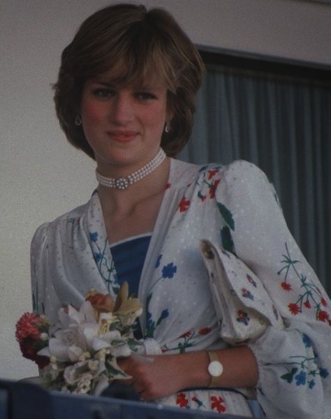 Diana Princesa, Princess Diana Fashion, Diana Queen, Princes Diana, Diana Fashion, Lady D, Lady Diana Spencer, Holding Flowers, Diana Spencer