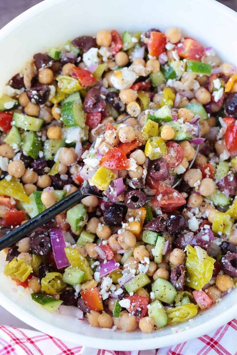 This Greek Chickpea Salad is a taste-bud sensation! Loaded with crunchy vegetables, protein and fiber packed chickpeas and tangy feta cheese. Healthy Green Salads, Garbanzo Bean Recipes, Crunchy Vegetables, Greek Chickpea Salad, Greek Chickpeas, Savory Salads, Salad Vegan, Lettuce Salad, Roasted Beets