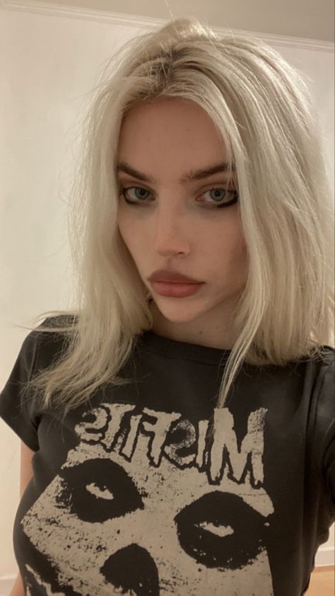 Blonde Hair Grunge, Short Platinum Blonde Hair, Blonde Hair With Bangs, Platinum Blonde Hair, Grunge Makeup, Hair Inspo Color, Fair Skin, Platinum Blonde, Blonde Girl