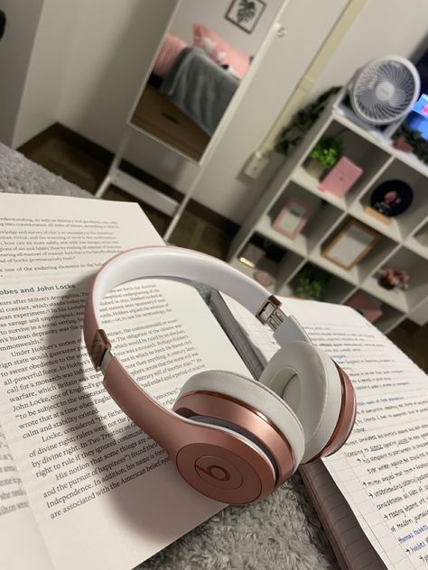 Beats Headphones Aesthetic, Headphones Aesthetic, Apple School, Pink Headphones, Black And Gold Aesthetic, Boss Motivation, Apple Headphone, Girl With Headphones, Beauty Room Decor