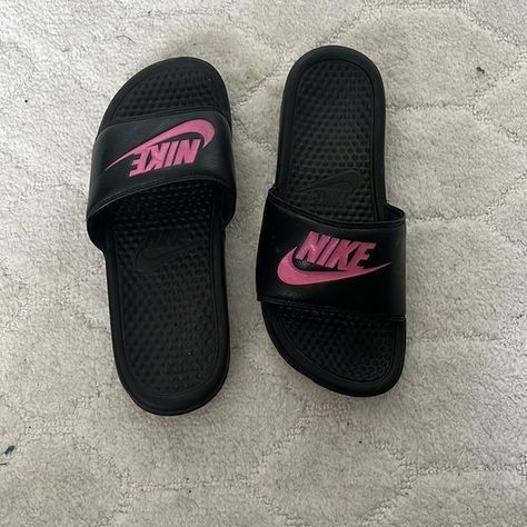 Nike Slides Womens, Pink Nike Slides, Black Nike Slides, Nike Sweatsuit, Pink And Black Nikes, Slides Nike, Nike Shoes Women Fashion, School Cheer, Pink Slides