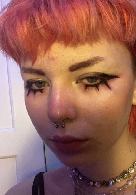 Circle Eyebrows, Unique Eyeliner, Masc Makeup, Androgynous Makeup, Eyeliner Inspo, Funky Makeup, Show Makeup, Punk Makeup, Alt Makeup