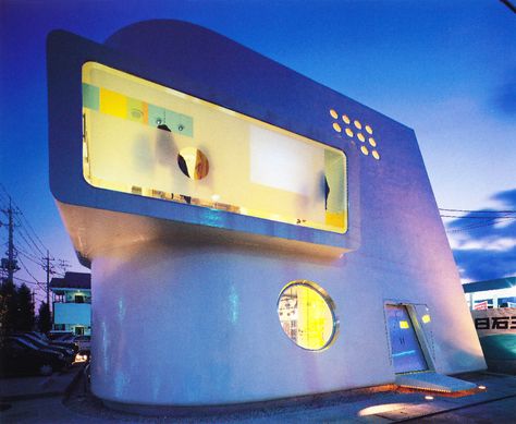 Various retail shops by AZB, a Japanese architecture firm headed by Etto Francisco Ohashi & Takamaro Kouji Ohashi (1999-2000) "Austere, cool and futuristic, α-compiler looks like a spaceship that's... Aesthetic House Exterior, Y2k Aesthetic Institute, Jet Set Radio, Aesthetic House, Futuristic Home, White Building, Japanese Architecture, Retro Futuristic, Futurism