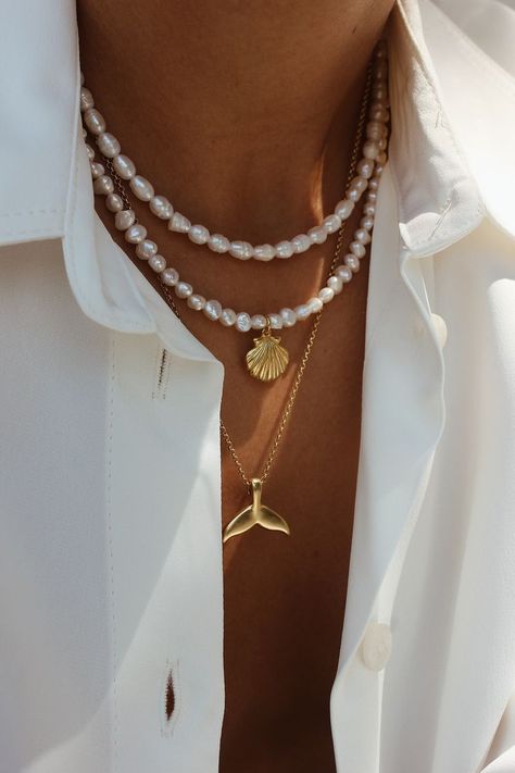 Nude Jewelry, Casual Pearls, Diy Pearl Necklace, Accessorize Jewellery, Rings And Bracelets, Layered Pearl Necklace, Jewelry Photoshoot, Gold Bride Jewelry, Seashell Jewelry