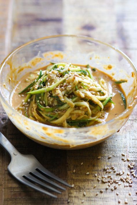 This incredibly easy shredded zucchini salad with sesame dressing takes only five minutes to make. However, the taste won’t let you down! Zucchini Dressing, Meals Without Carbs, Chicken Zucchini Poppers, Balsamic Chicken Pasta, Parmesan Crisps Recipe, Sesame Dressing Recipe, Soy Sauce Rice, Sesame Paste, Chicken Pasta Bake