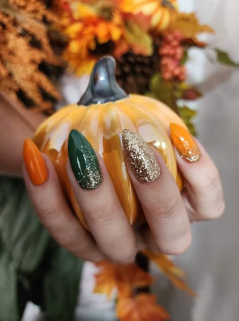 Orange Almond Nails Designs, Fall Almond Nails, November Nails, Fall Gel Nails, Green Nail, Almond Nails Designs, Makijaż Smokey Eye, Cute Gel Nails, Thanksgiving Nails