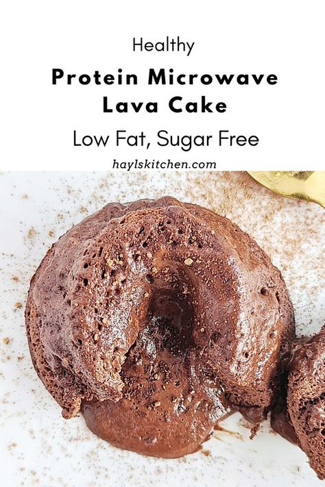 The perfect Protein Microwave Lava Cake with the gooey center, but sugar free and low fat! Healthy microwave molten lava cake uses protein powder for sweetness and has no sugar or butter. Mug Lava Cake, Microwave Lava Cake, Molten Lava Cake, Microwave Dessert, Mug Cake Healthy, Low Fat Protein, Protein Mug Cakes, Lava Cake Recipes, Cake Recepies