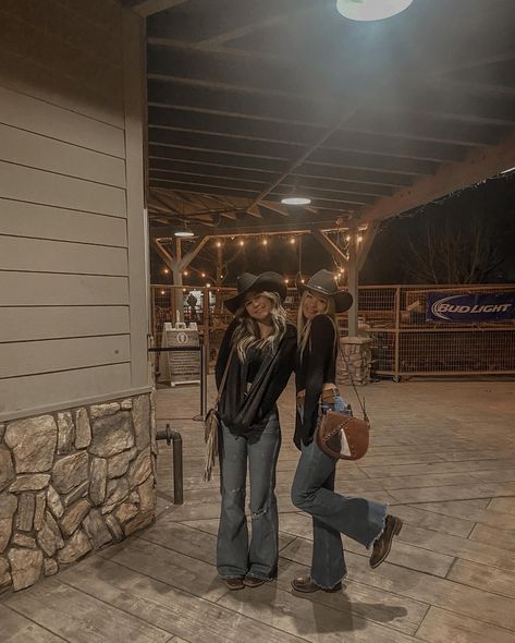 Rodeo Outfits Aesthetic, Bestie Pics Aesthetic, Country Fits Aesthetic, Casual Country Outfits Women, Dark Western Outfits, Hoedown Outfits, Cute Country Pictures With Friends, Best Friend Rodeo Outfits, Cowgirl Best Friends