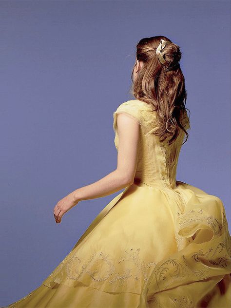 Emma Watson Belle Hair, Emma Watson Belle Dress, Belle Inspired Hair, Halloween Ideias, Emma Watson Hair, Belle Makeup, Emma Watson Belle, Belle Hairstyle, Belle Beauty And The Beast