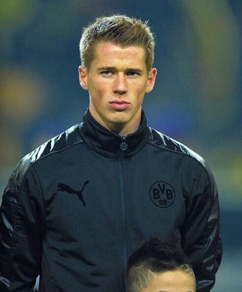 Erik Durm... Probably one of the most attractive German players Erik Durm, German Football Players, Goals Videos, Soccer Goals, German National Team, Germany Football, Cool Blonde Hair, Soccer Guys, Soccer Goal