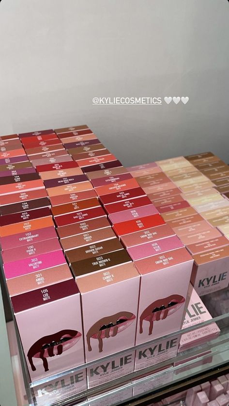 Kylie Jenner Makeup Collection, Maquillaje Kylie Jenner, Stile Kylie Jenner, Feminine Makeup, Kylie Lipstick, Kylie Makeup, Kylie Lips, Kylie Lip Kit, Kylie Jenner Makeup