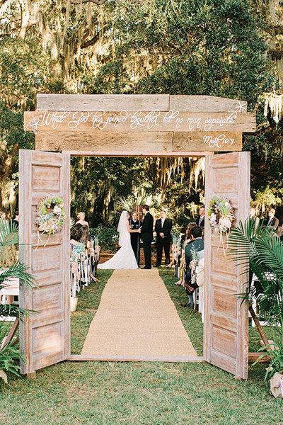 Rustic Wedding Decor Ideas, Outdoor Country Wedding, A Country Wedding, Diy Wedding Arch, Wedding Doors, Rustic Outdoor Wedding, Wedding Decor Ideas, Wedding Entrance, Rustic Materials