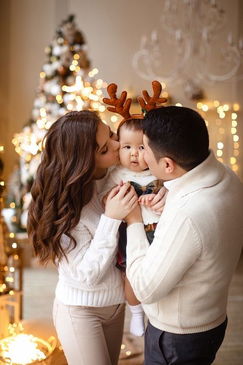 Baby And Dog Christmas Photo, Torturi Baby Shower, Gift Ideas Trendy, Christmas Photography Family, Baby Christmas Photography, Holiday Shoot, Mother Baby Photography, Christmas Baby Pictures, Christmas Poses