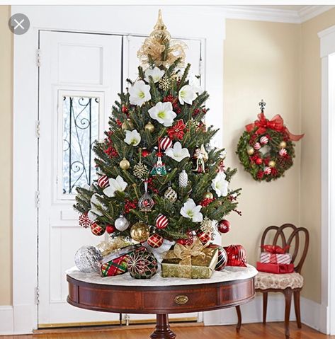 Different decor, but table top tree with books around? Christmas Tree Table Decorations, Christmas Foyer, Christmas Tree On Table, Small Christmas Tree, Christmas Table Centerpieces, Traditional Christmas Decorations, Tabletop Christmas Tree, Traditional Christmas Tree, Xmas Tree Decorations